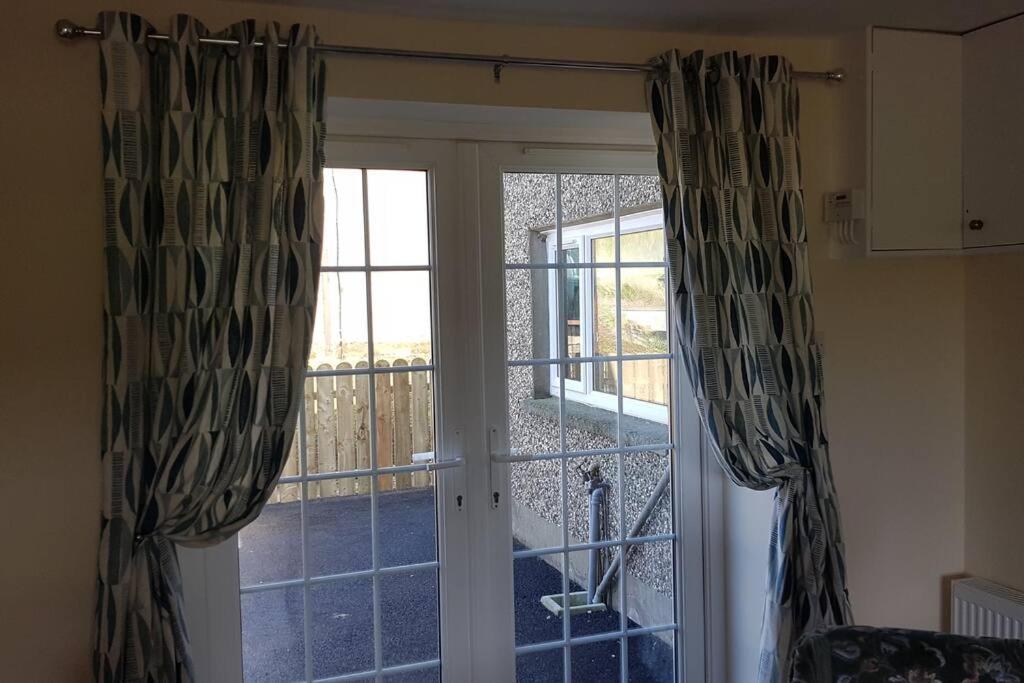 Mcconaghys Glenside Farmhouse Whitepark Bay 발린토이 외부 사진