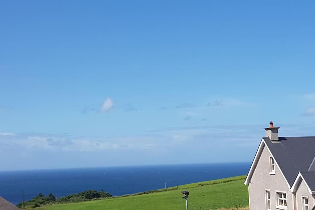 Mcconaghys Glenside Farmhouse Whitepark Bay 발린토이 외부 사진