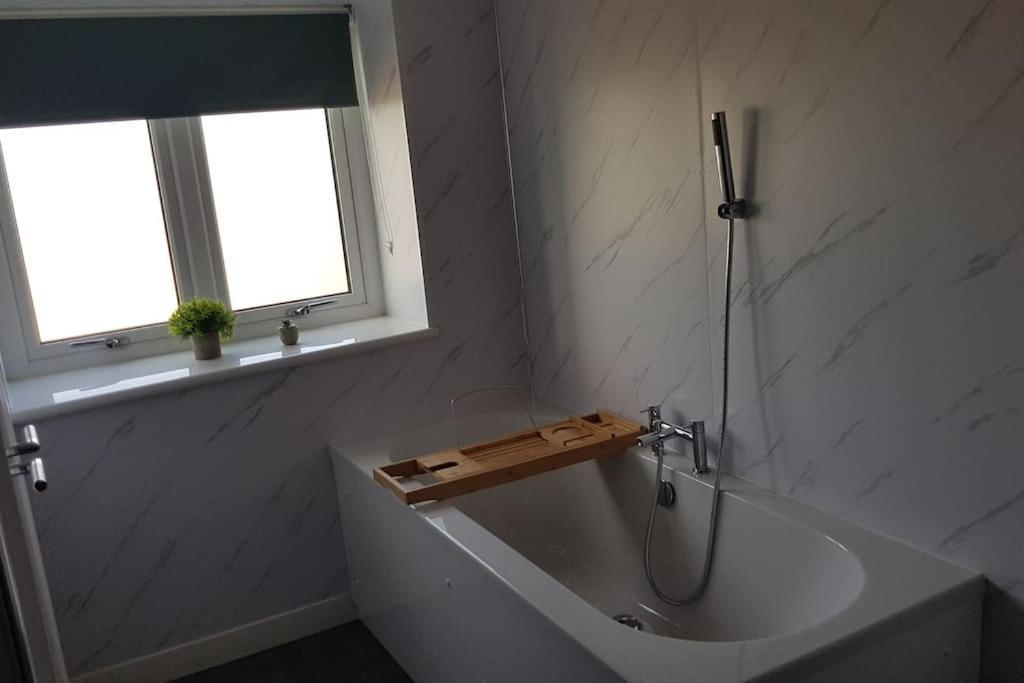 Mcconaghys Glenside Farmhouse Whitepark Bay 발린토이 외부 사진