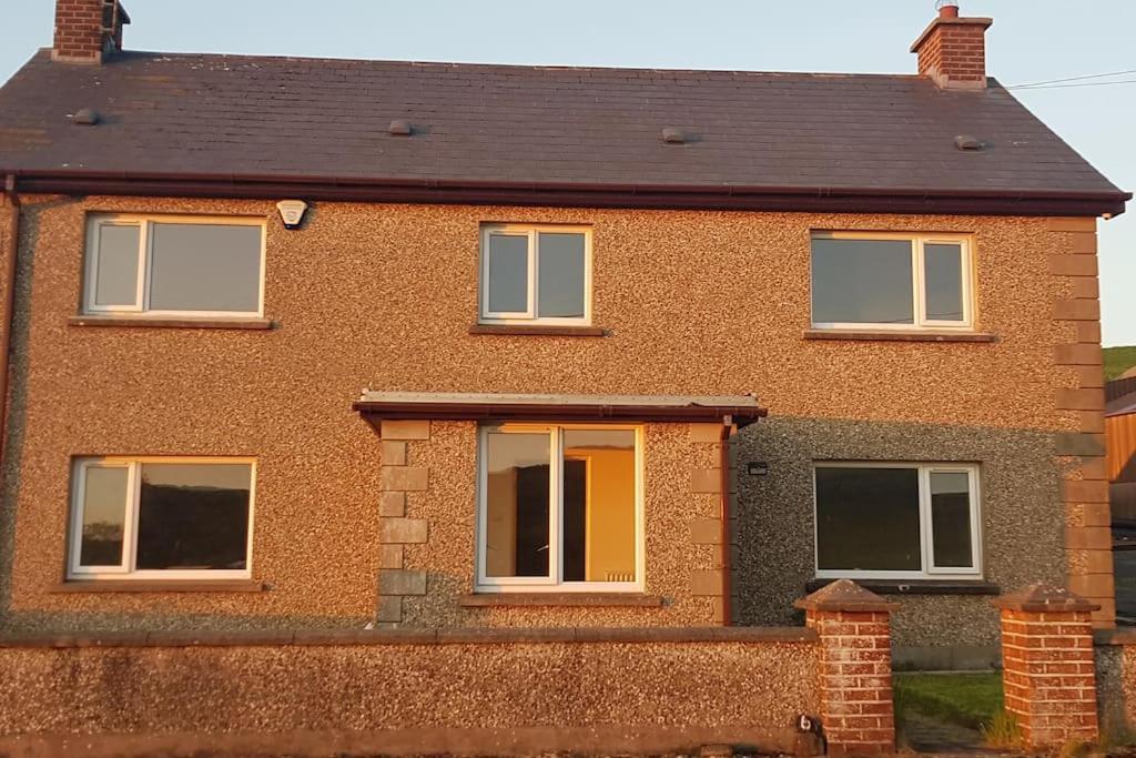 Mcconaghys Glenside Farmhouse Whitepark Bay 발린토이 외부 사진